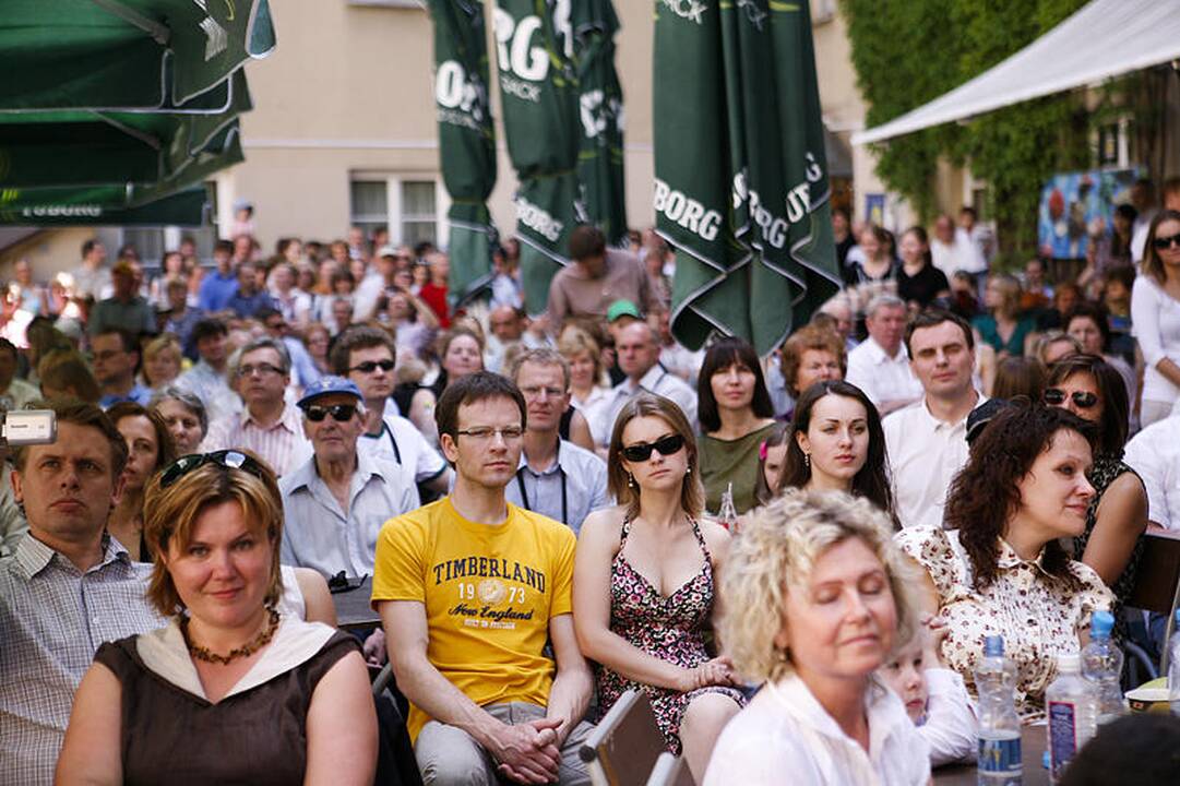 Tėvelius sveikino šimtas „ąžuoliukų“