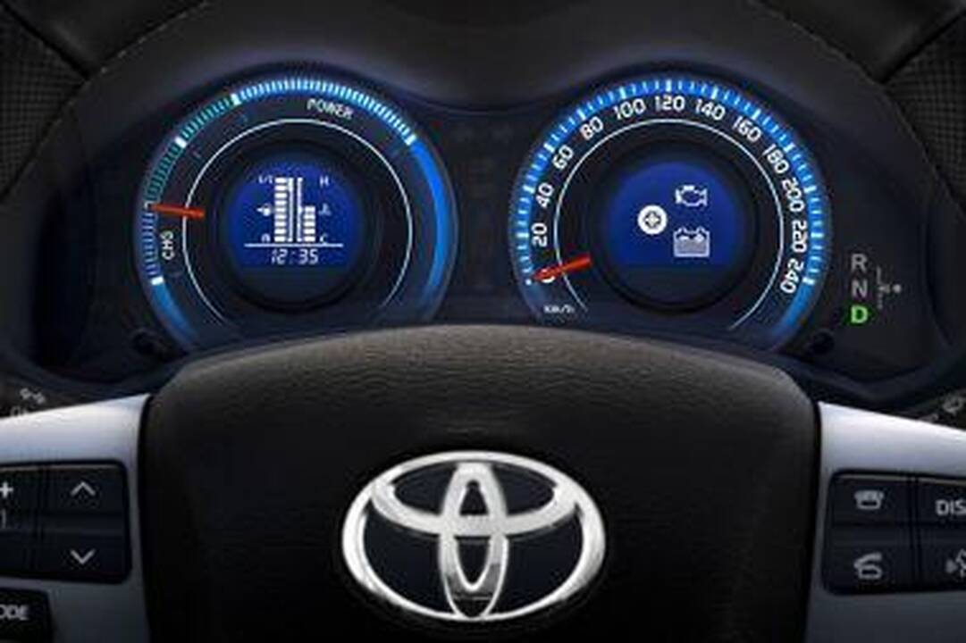"Toyotos" defektas: dėl salono kilimėlio stringantis greičio pedalas