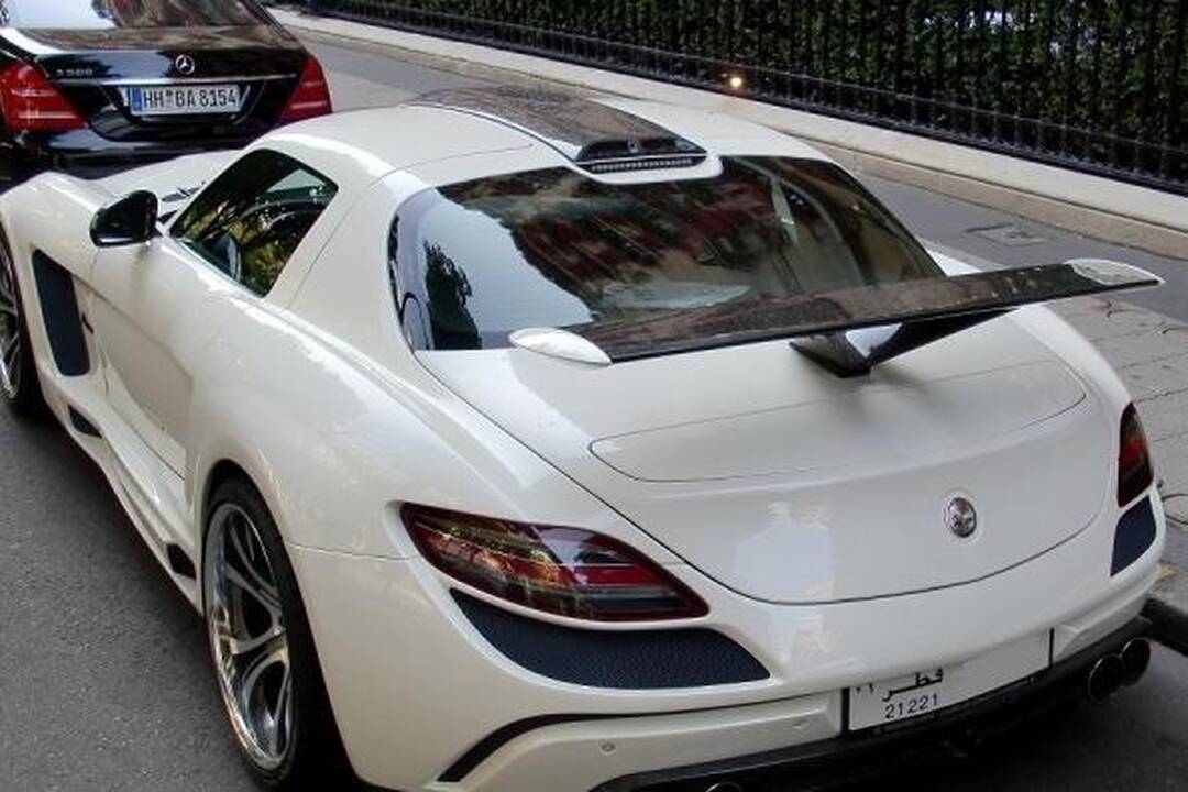 Akims paganyti: kokiais superautomobiliais puikuojasi arabai?