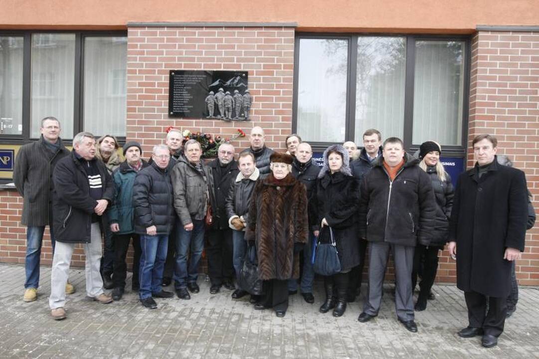 Afganistano karo aukoms - meno kūrinys „Juodoji tulpė“