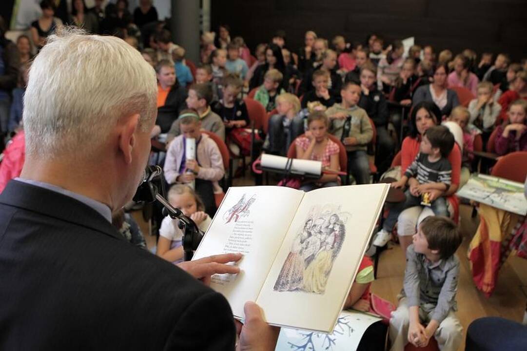 Vaikai klausėsi Klaipėdos mero skaitomų pasakų
