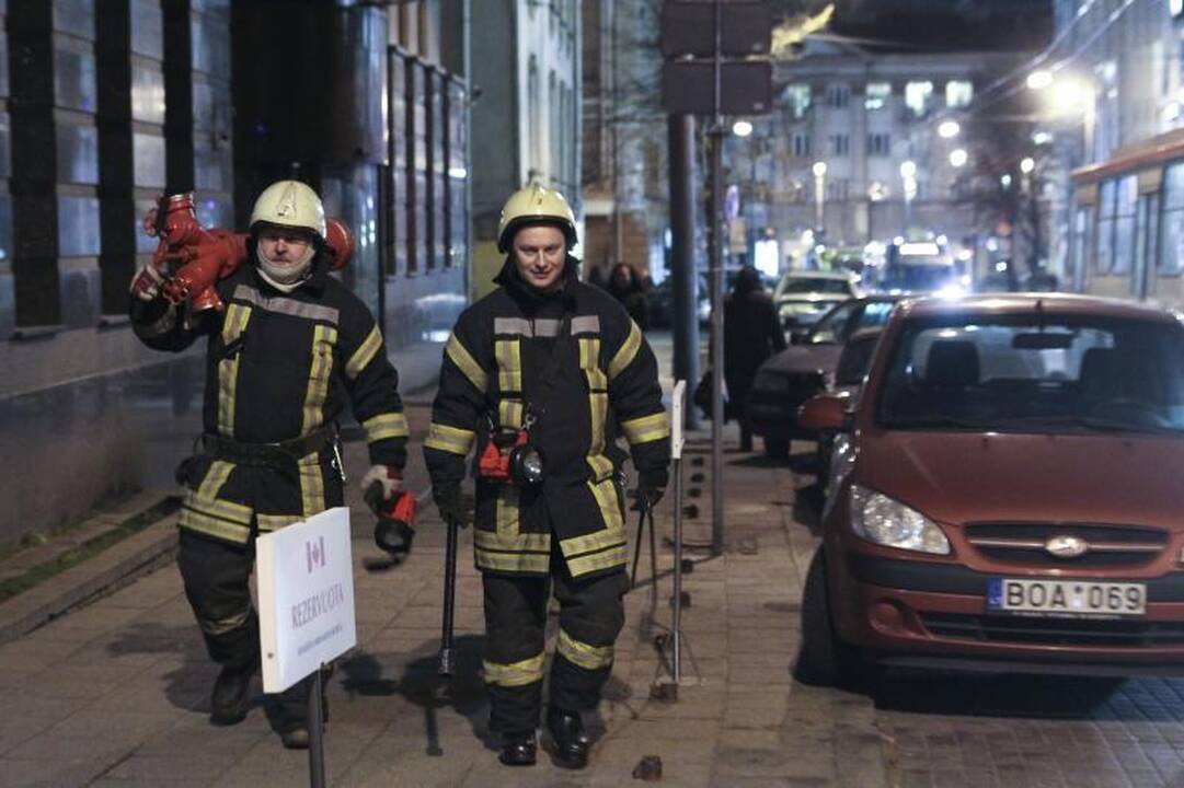 Sostinės centre - trys ugniagesių automobiliai dėl pridegusio maisto
