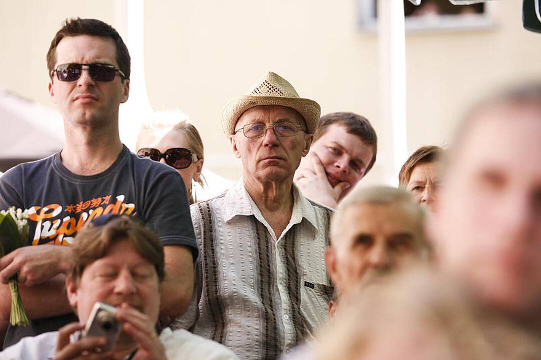 Tėvelius sveikino šimtas „ąžuoliukų“