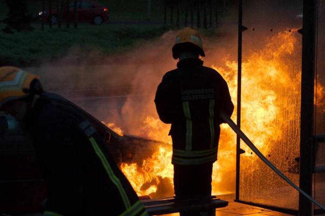 Pilaitės prospekte sudegė automobilis