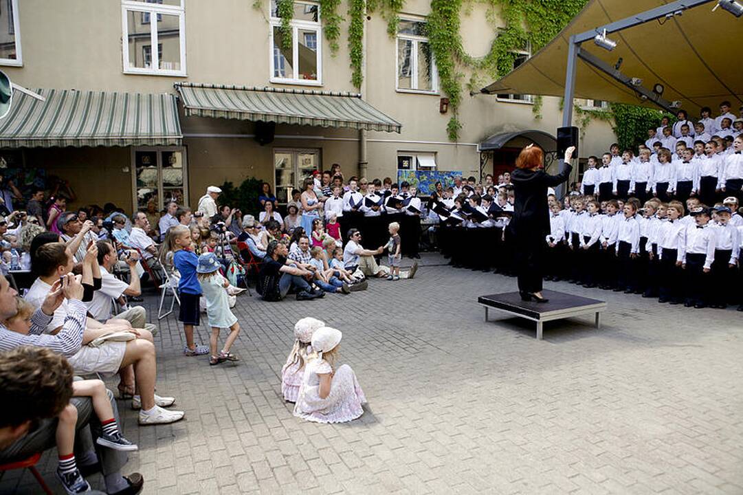 Tėvelius sveikino šimtas „ąžuoliukų“