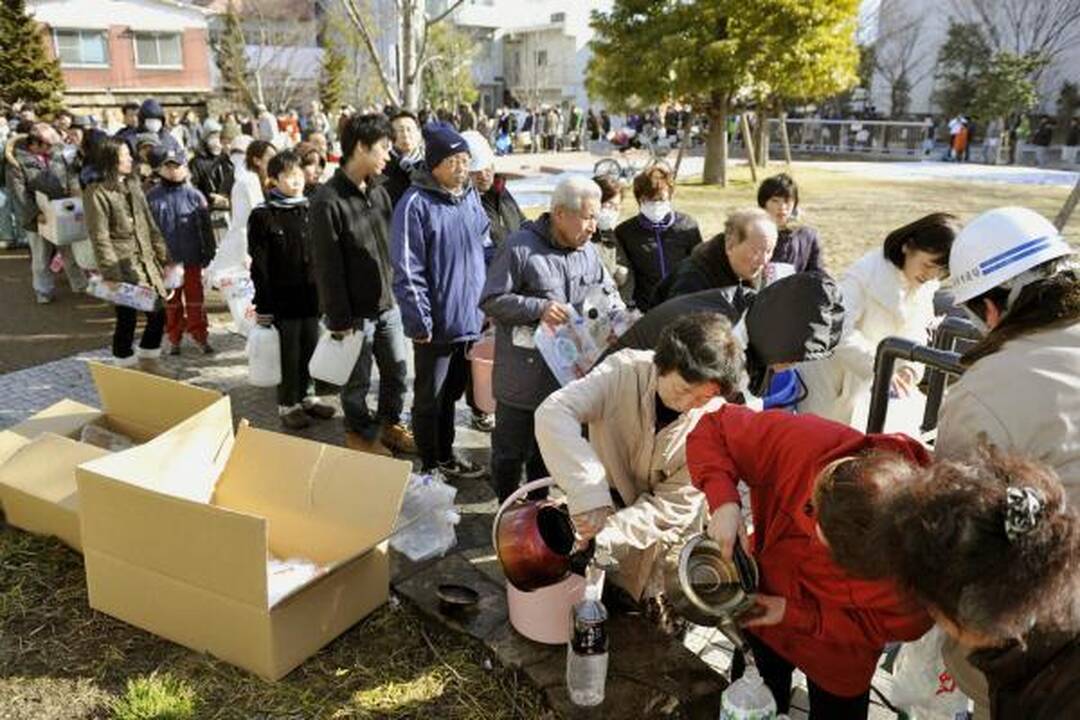 Japonijoje drebėjimas ir cunamis nusinešė šimtus gyvybių (papildyta 16.30 val.)