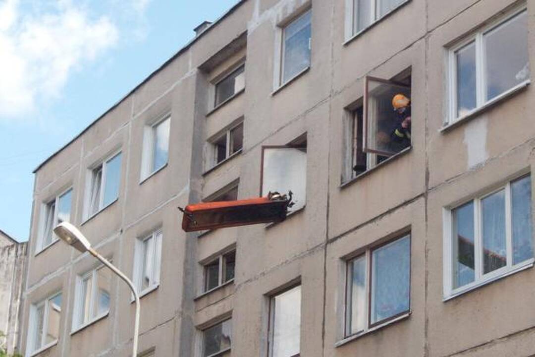 Sostinės ugniagesiai išgelbėjo senuką