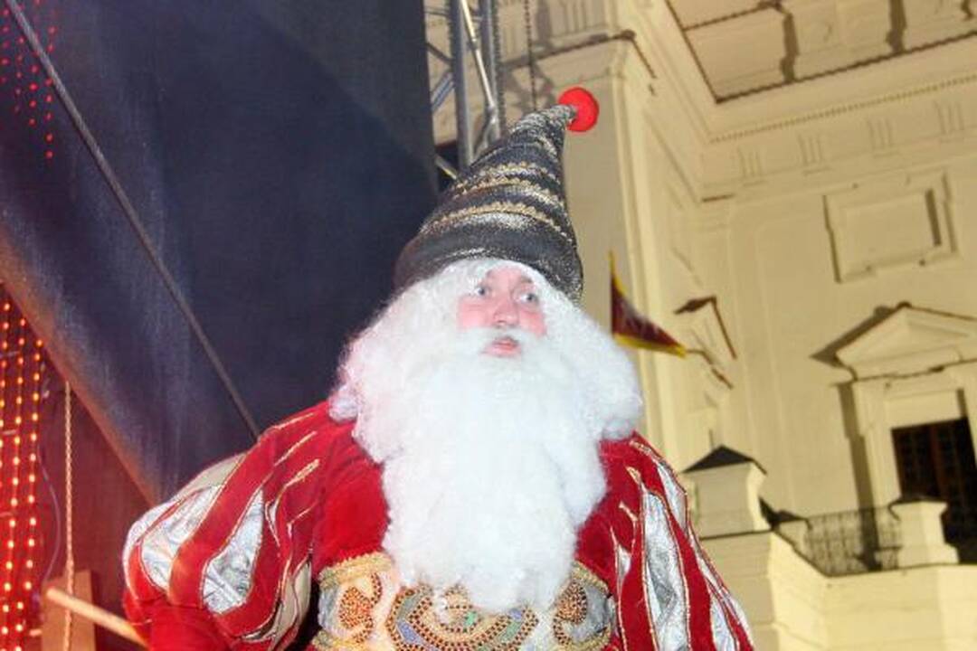 Kaune įžiebta pirmoji šalyje kalėdinė eglutė