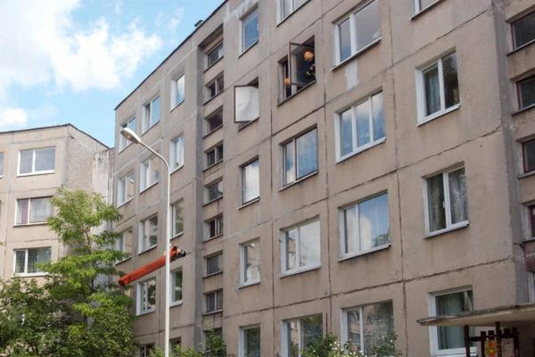 Sostinės ugniagesiai išgelbėjo senuką