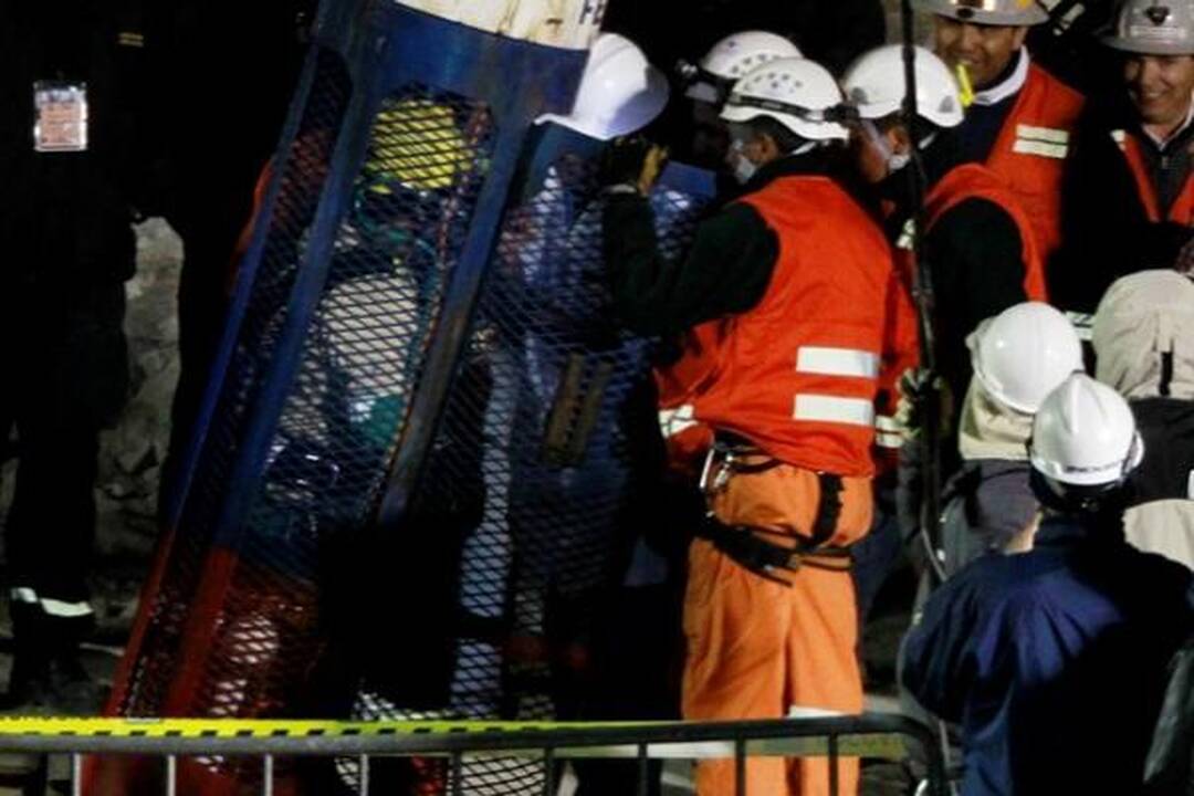 Čilėje vienas po kito iškelti į paviršių pirmieji iš 33 po žeme įstrigusių kalnakasių (tiesioginė transliacija)