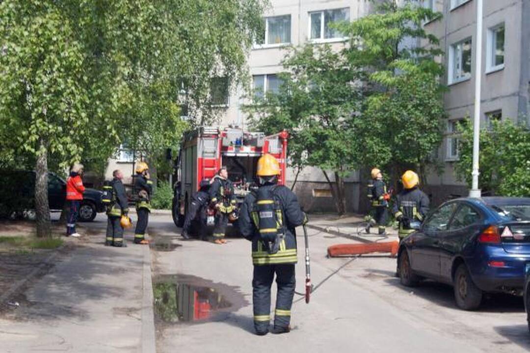 Sostinės ugniagesiai išgelbėjo senuką
