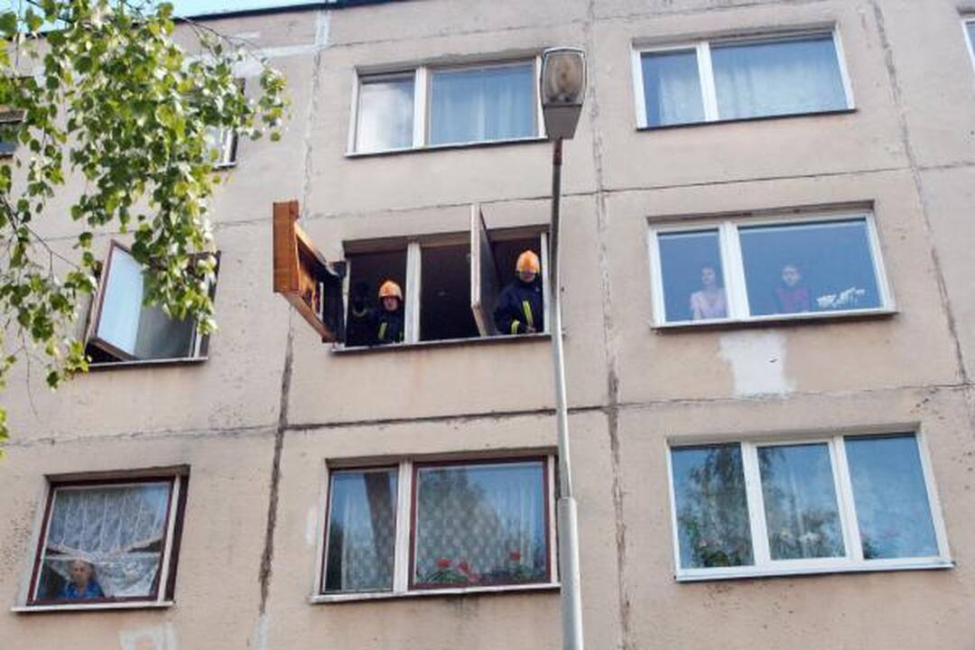 Sostinės ugniagesiai išgelbėjo senuką