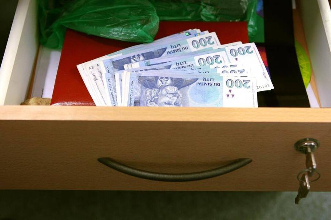 Išsimokėjo didesnes algas nei numatyta  