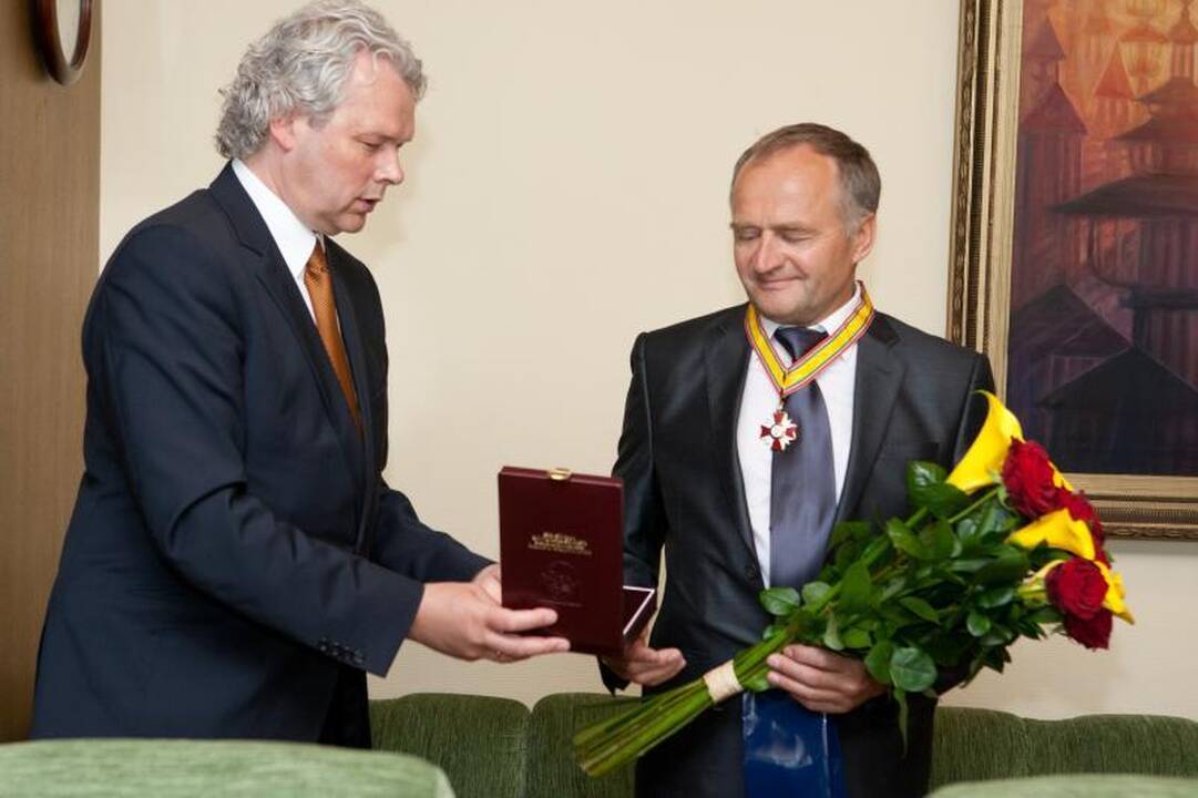 J.Kairiui premjeras įteikė Sporto garbės komandoro ženklą