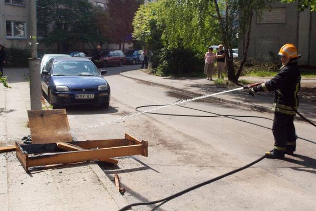 Sostinės ugniagesiai išgelbėjo senuką