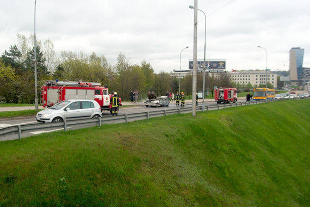 Vilniuje judrioje gatvėje sudegė automobilis