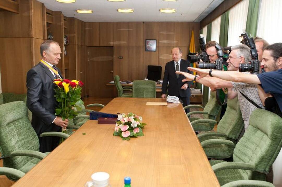 J.Kairiui premjeras įteikė Sporto garbės komandoro ženklą