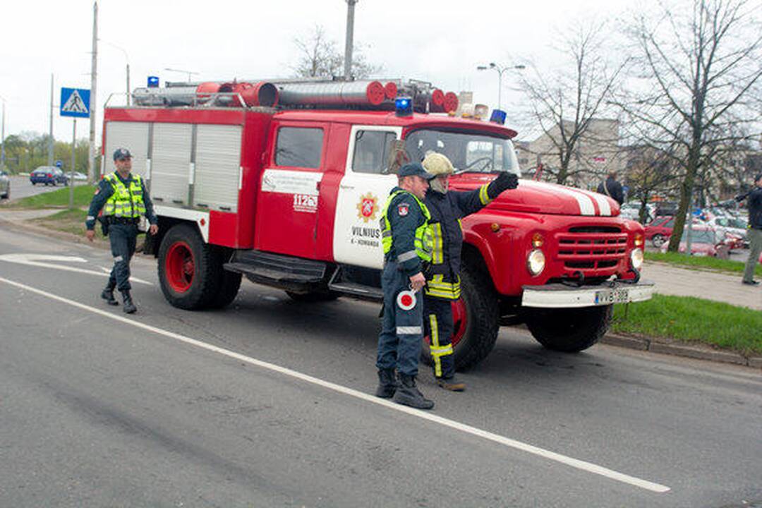 Vilniuje judrioje gatvėje sudegė automobilis