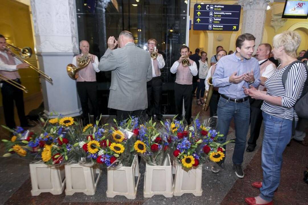 Auksinę jaunimo rinktinę iškilmingai pasitiko sirgaliai