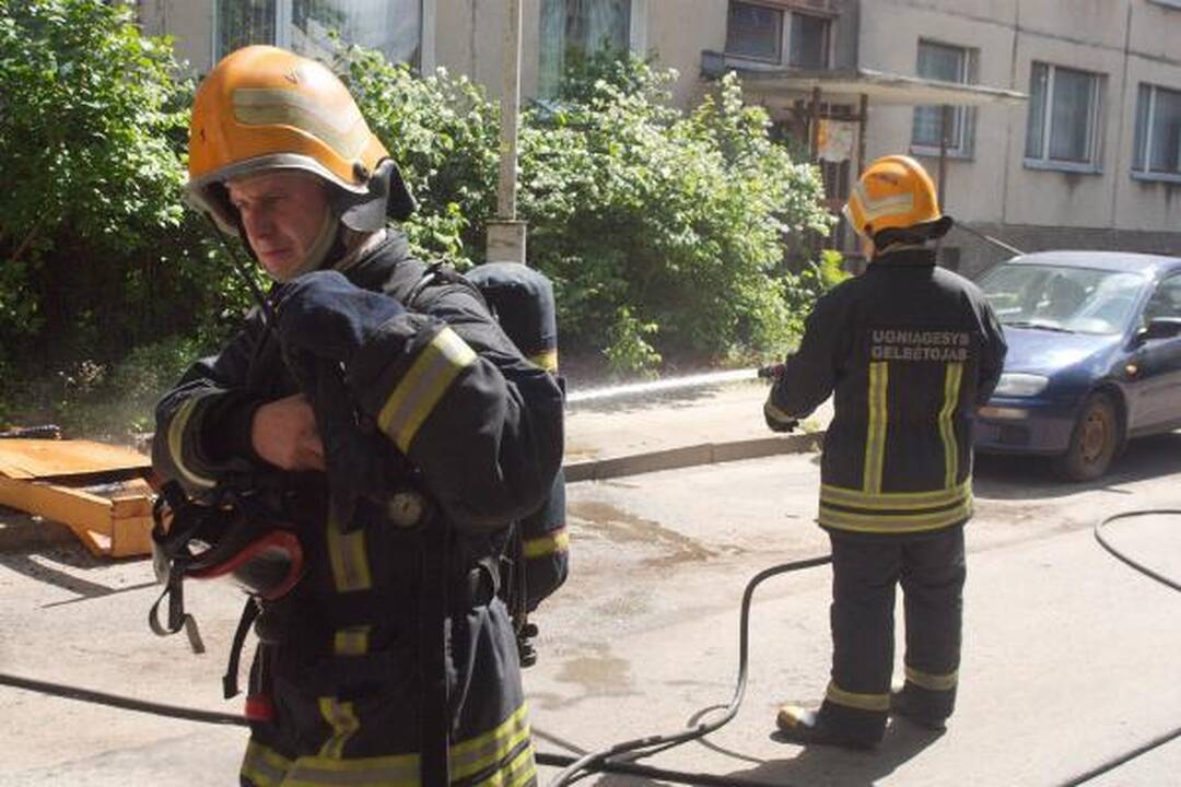 Sostinės ugniagesiai išgelbėjo senuką