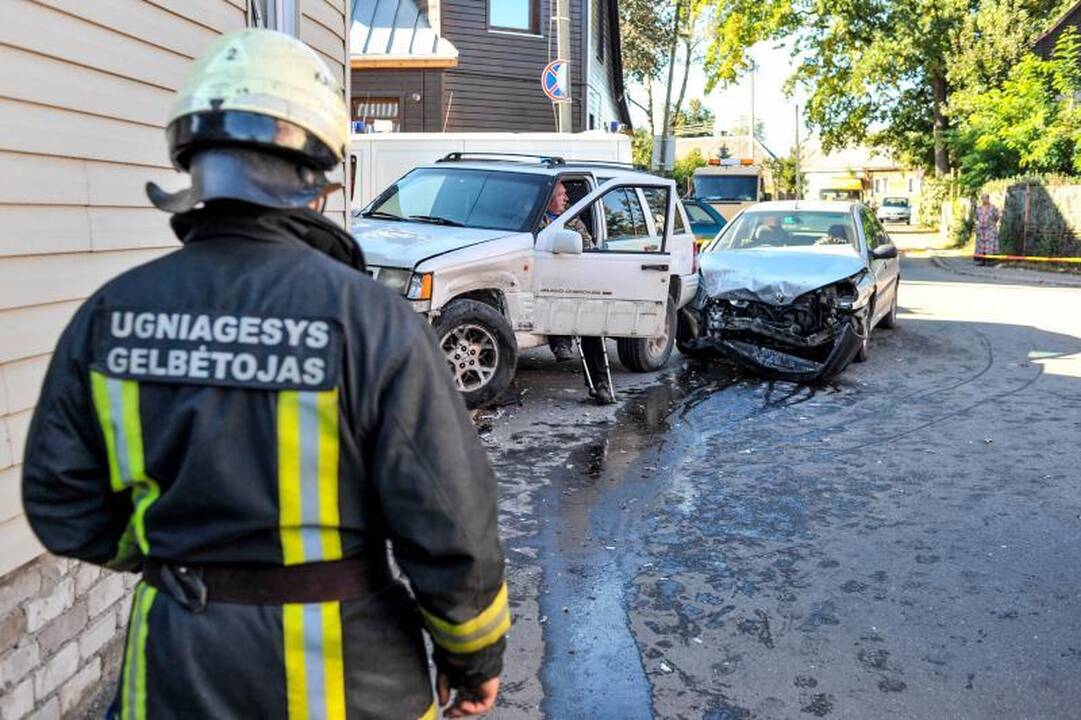 Kaune automobilis rėžėsi į namą, pėsčiasis per stebuklą liko gyvas