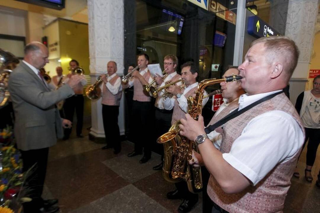 Auksinę jaunimo rinktinę iškilmingai pasitiko sirgaliai