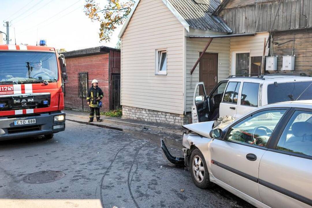 Kaune automobilis rėžėsi į namą, pėsčiasis per stebuklą liko gyvas