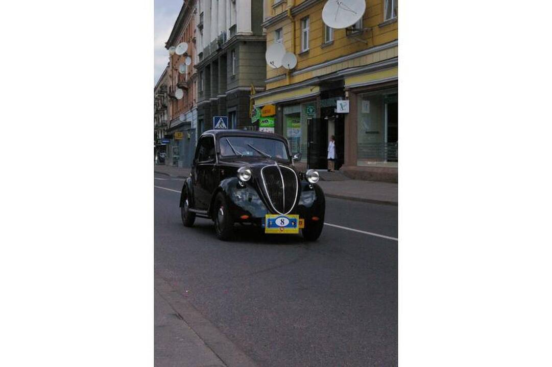 Lenkai į Rotušės aikštę atvyko senoviniais automobiliais