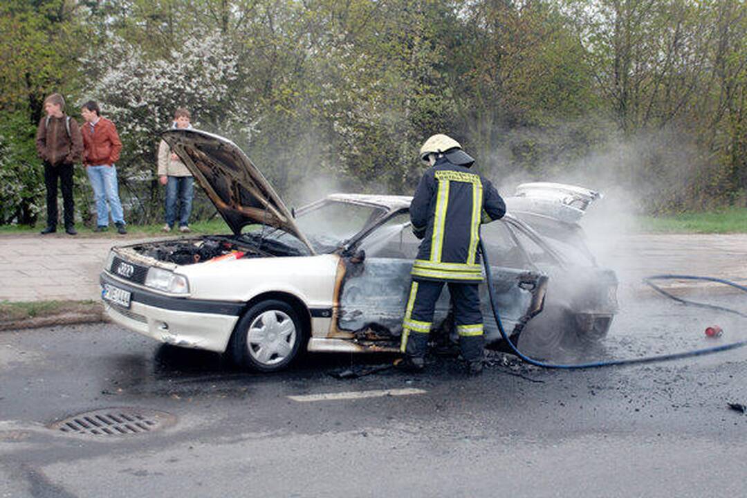 Vilniuje judrioje gatvėje sudegė automobilis