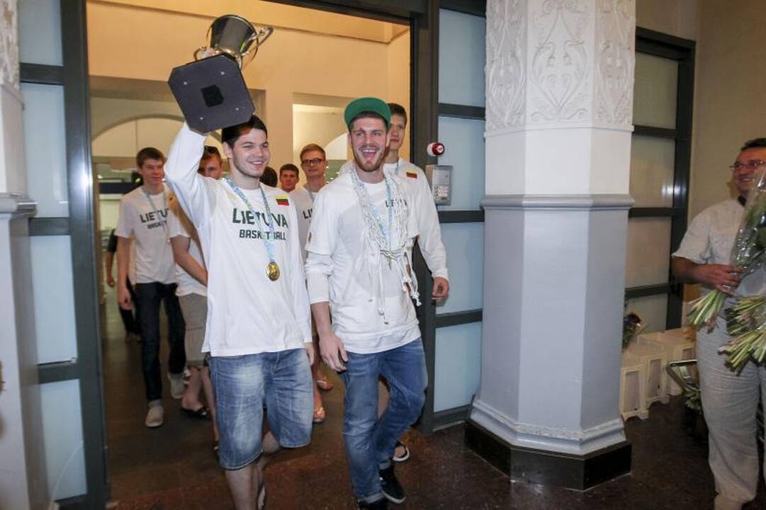 Auksinę jaunimo rinktinę iškilmingai pasitiko sirgaliai