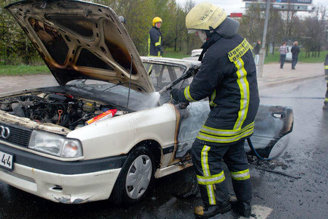 Vilniuje judrioje gatvėje sudegė automobilis