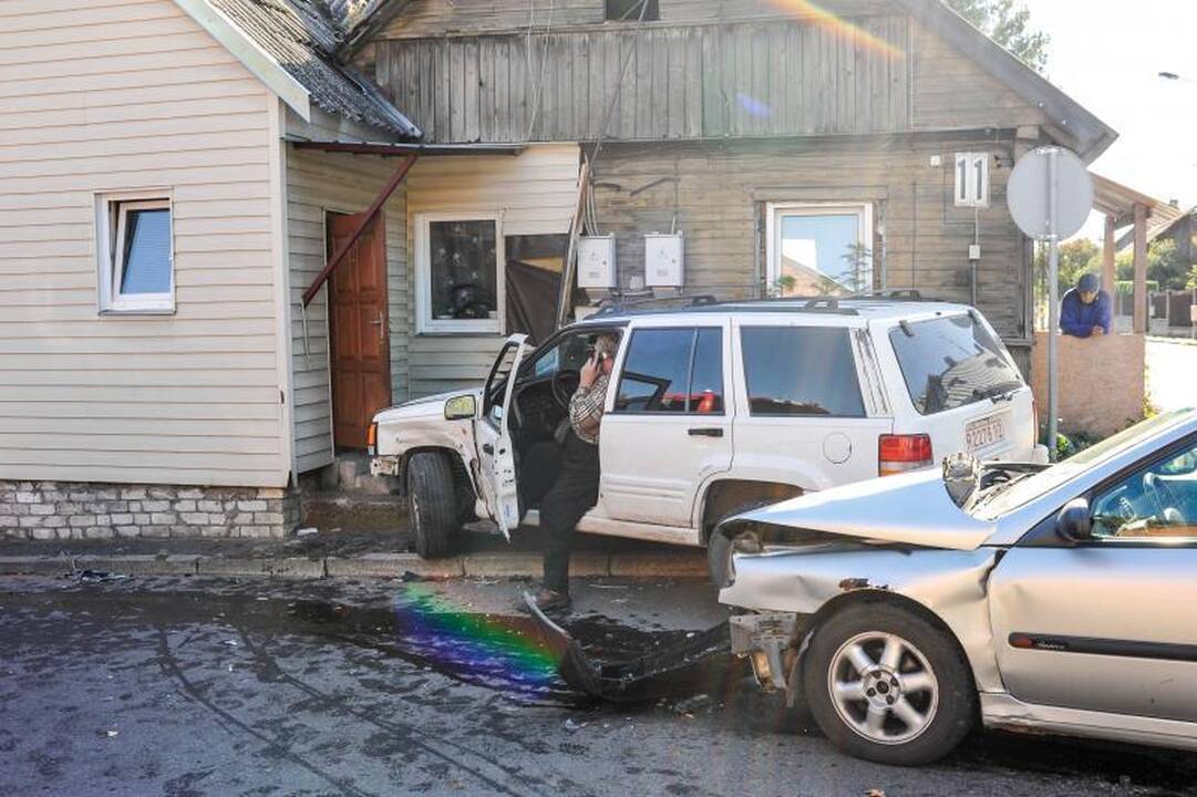 Kaune automobilis rėžėsi į namą, pėsčiasis per stebuklą liko gyvas