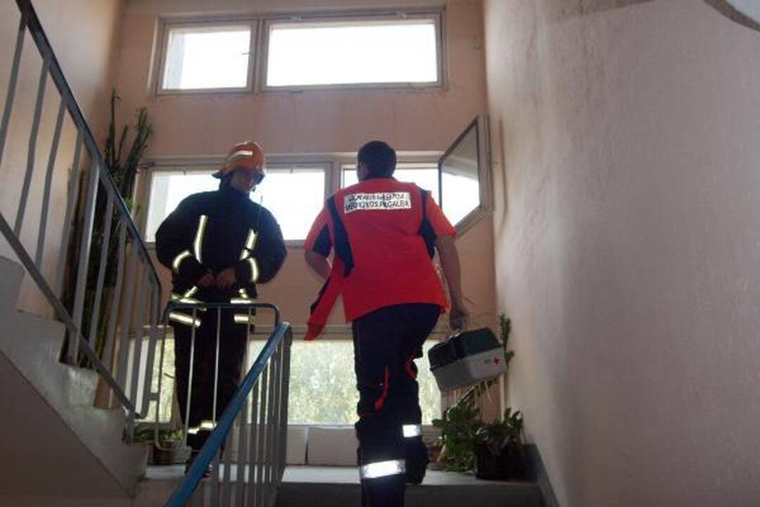 Sostinės ugniagesiai išgelbėjo senuką