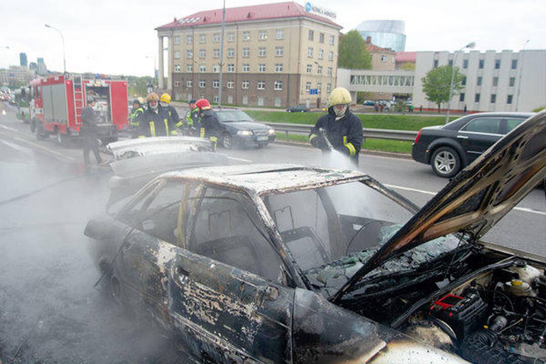 Vilniuje judrioje gatvėje sudegė automobilis