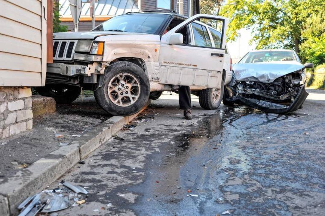 Kaune automobilis rėžėsi į namą, pėsčiasis per stebuklą liko gyvas
