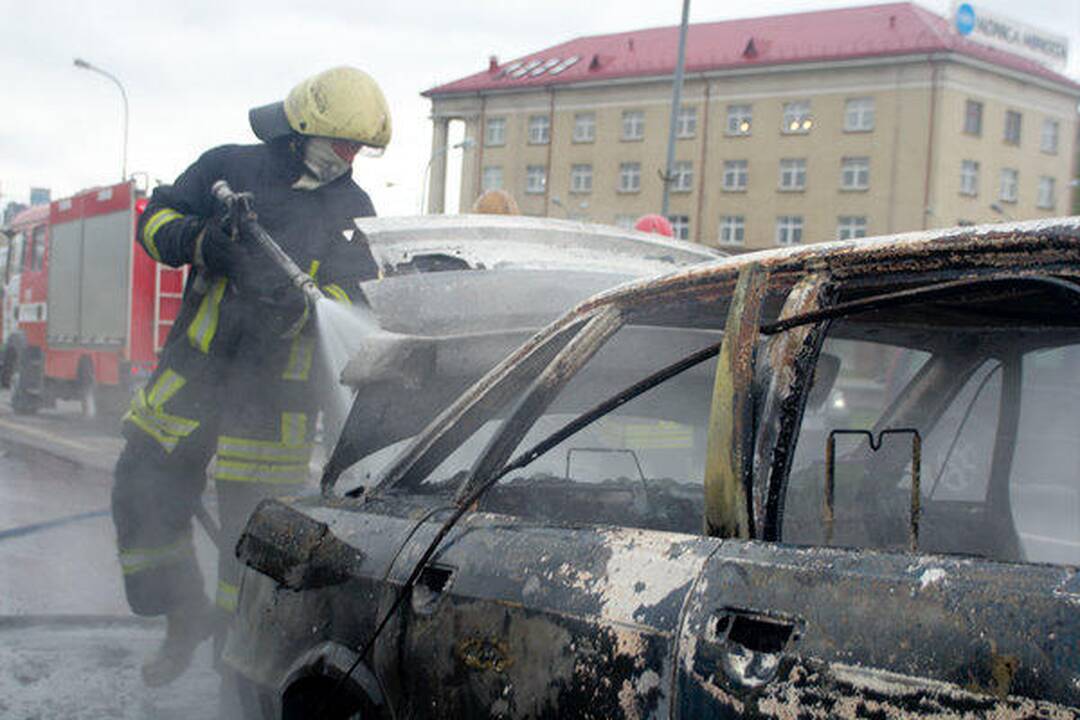 Vilniuje judrioje gatvėje sudegė automobilis