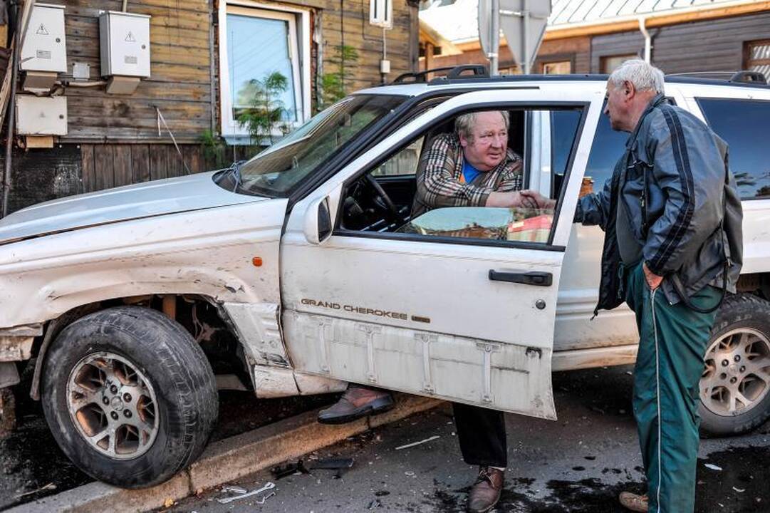 Kaune automobilis rėžėsi į namą, pėsčiasis per stebuklą liko gyvas