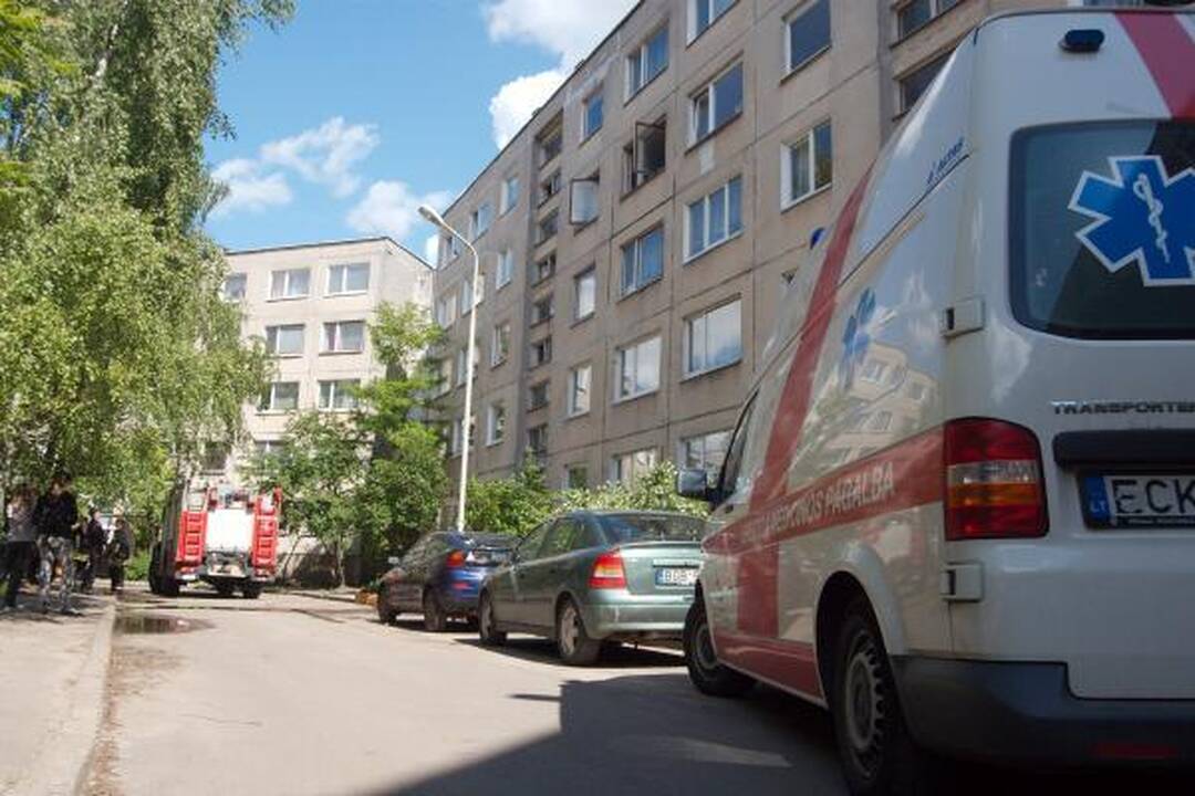 Sostinės ugniagesiai išgelbėjo senuką