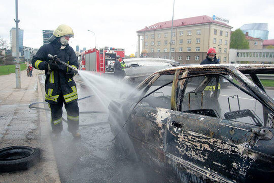 Vilniuje judrioje gatvėje sudegė automobilis