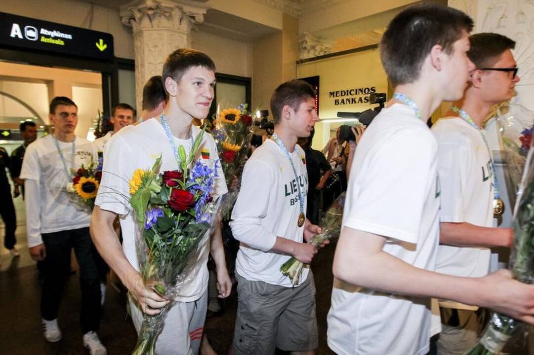 Auksinę jaunimo rinktinę iškilmingai pasitiko sirgaliai