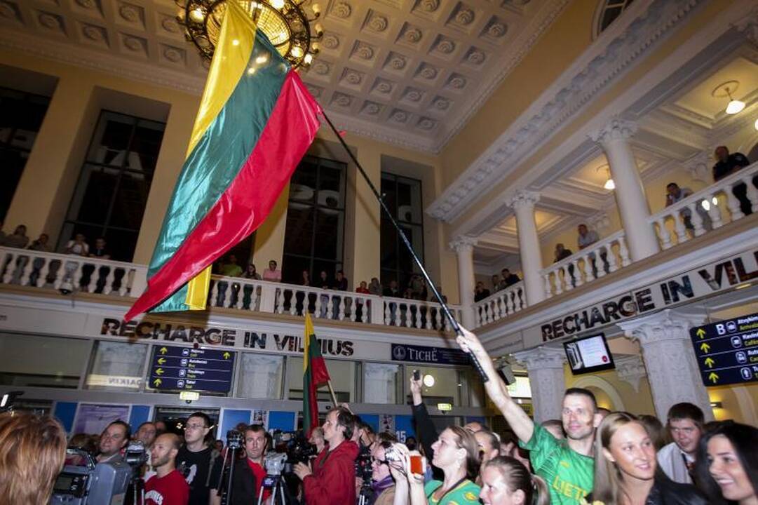 Auksinę jaunimo rinktinę iškilmingai pasitiko sirgaliai