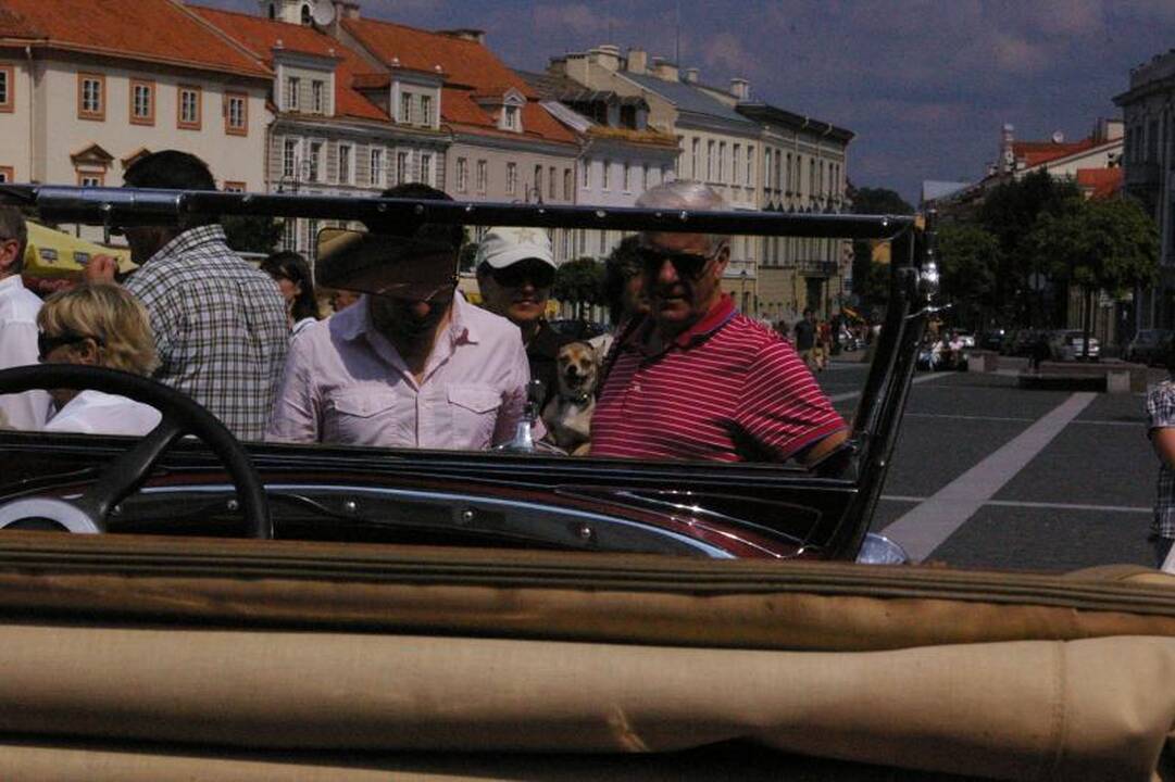 Lenkai į Rotušės aikštę atvyko senoviniais automobiliais