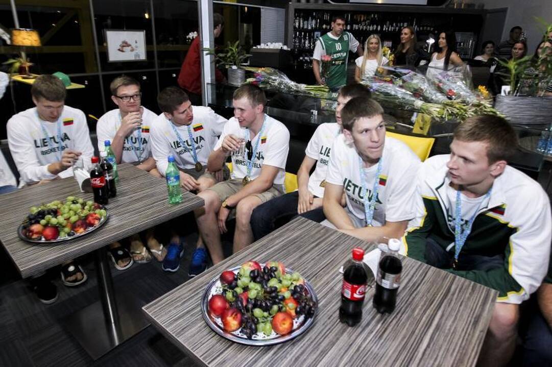 Auksinę jaunimo rinktinę iškilmingai pasitiko sirgaliai