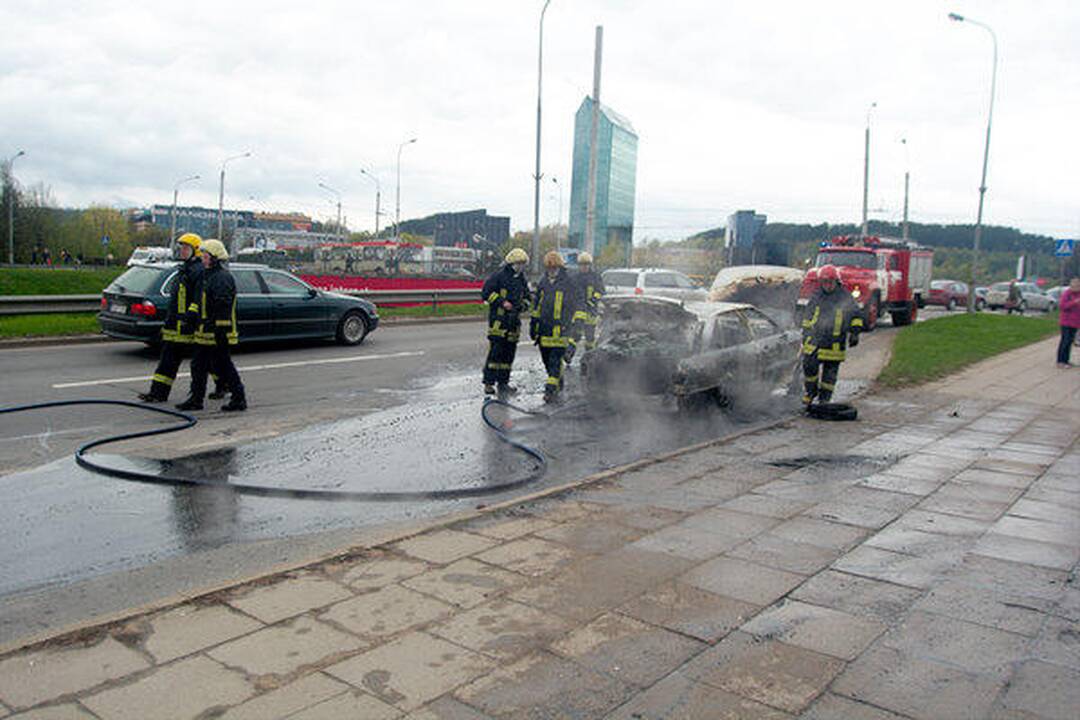 Vilniuje judrioje gatvėje sudegė automobilis