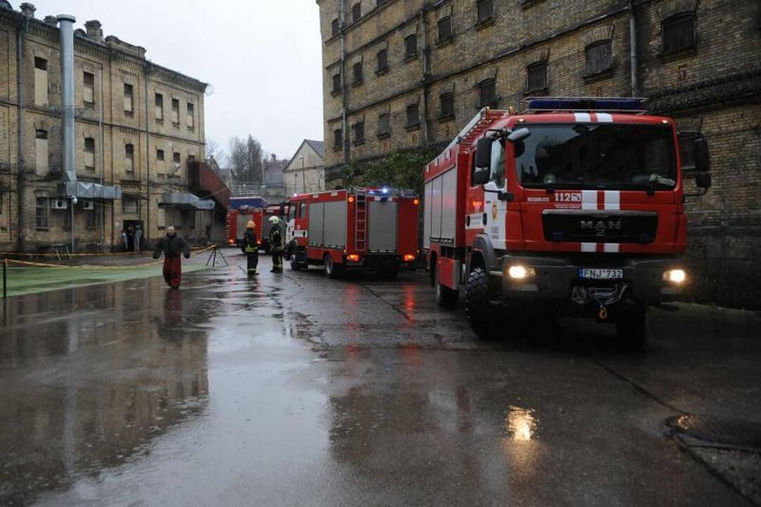 Pratybos Lukiškėse: kaip malšinti gaisrą ir riaušes