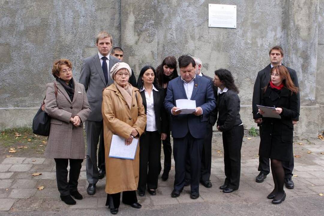 Atidengta lenta Vilniuje kalėjusiam Nobelio premijos laureatui