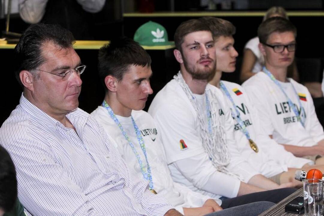 Auksinę jaunimo rinktinę iškilmingai pasitiko sirgaliai