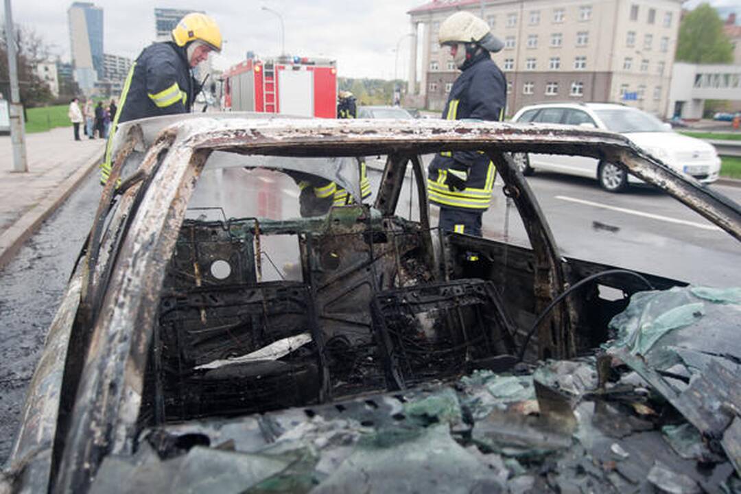 Vilniuje judrioje gatvėje sudegė automobilis