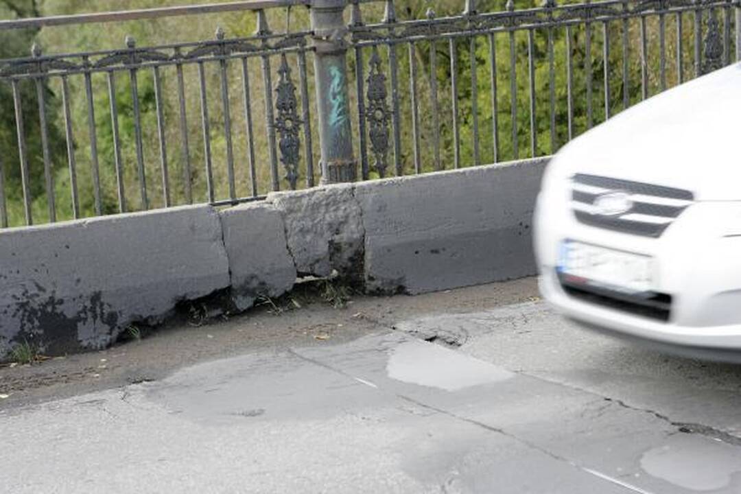 Panemunės tiltas griūva pats, irti jam padeda ir vairuotojai (papildyta)