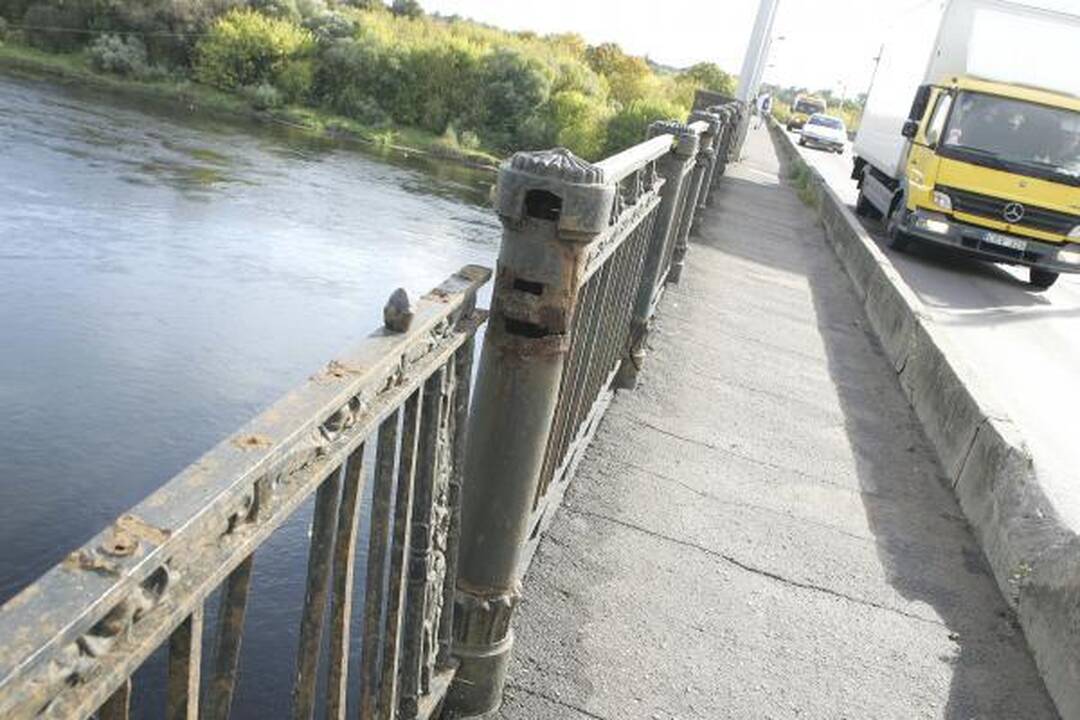 Panemunės tiltas griūva pats, irti jam padeda ir vairuotojai (papildyta)